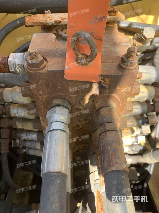 回轉(zhuǎn)馬達(dá)和主控閥（整機(jī)外觀）