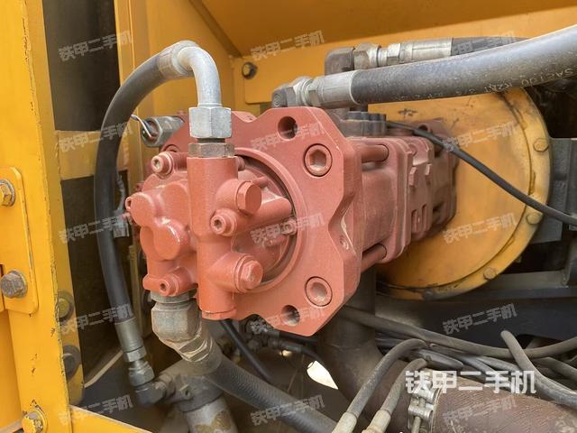 液压泵舱室正面整体（整机外观）