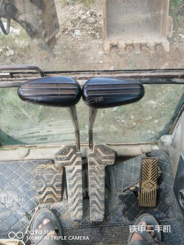 行走控制手柄和踏板?俯拍（駕駛室部分）