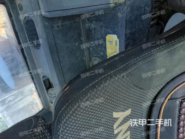 行走控制手柄和踏板?俯拍（駕駛室部分）