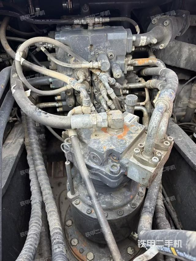 回转马达和主控阀（整机外观）