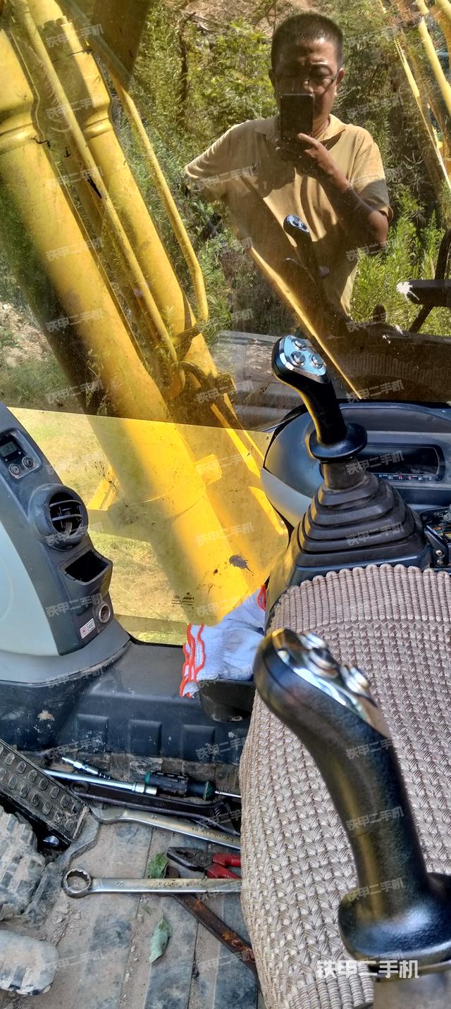 駕駛室整體(整機(jī)外觀) 駕駛室整體(整機(jī)外觀)