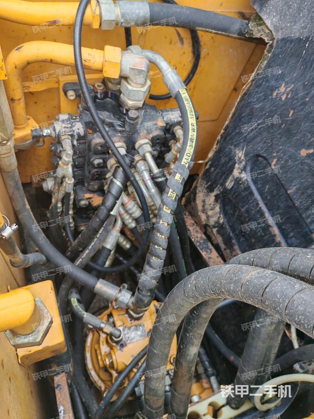 回转马达和主控阀（整机外观）