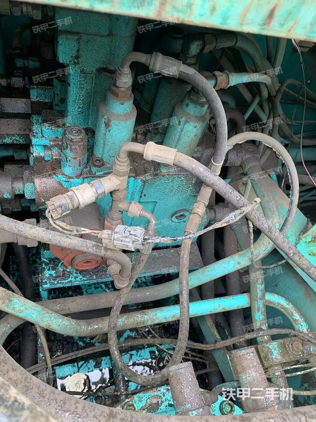 回轉(zhuǎn)馬達(dá)和主控閥(整機(jī)外觀) 回轉(zhuǎn)馬達(dá)和主控閥(整機(jī)外觀)