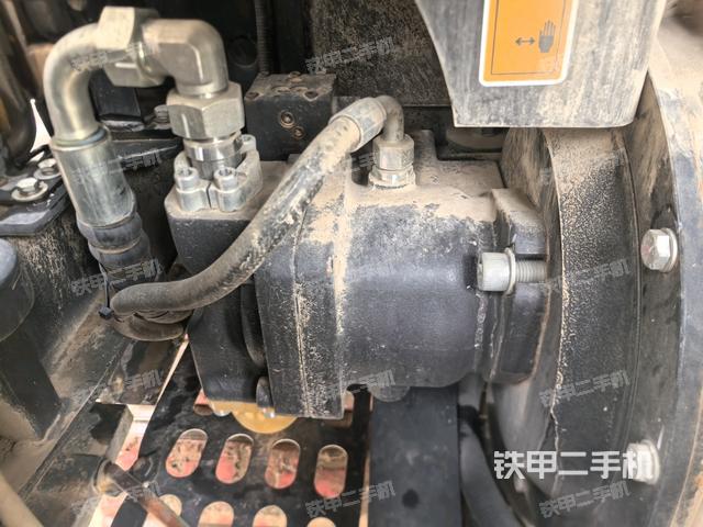 液压泵舱室正面整体（整机外观）