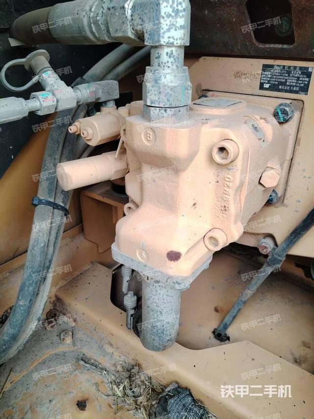 液压泵舱室正面整体（整机外观）