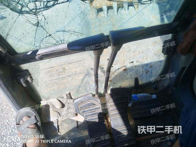 行走控制手柄和踏板 俯拍（驾驶室部分）