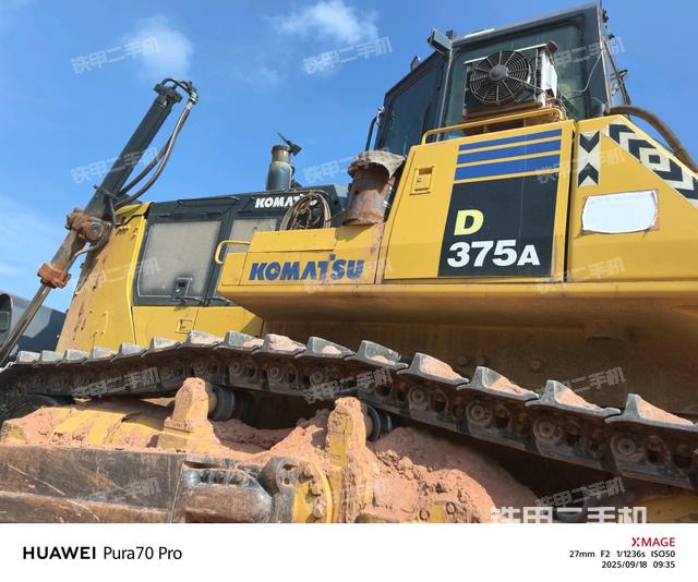 左側(cè)履帶全景（推土機底盤及工作裝置）