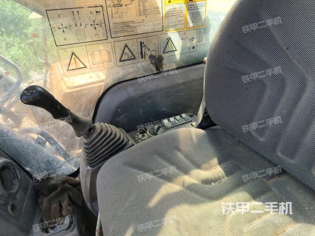 行走控制手柄和踏板 俯拍（驾驶室部分）