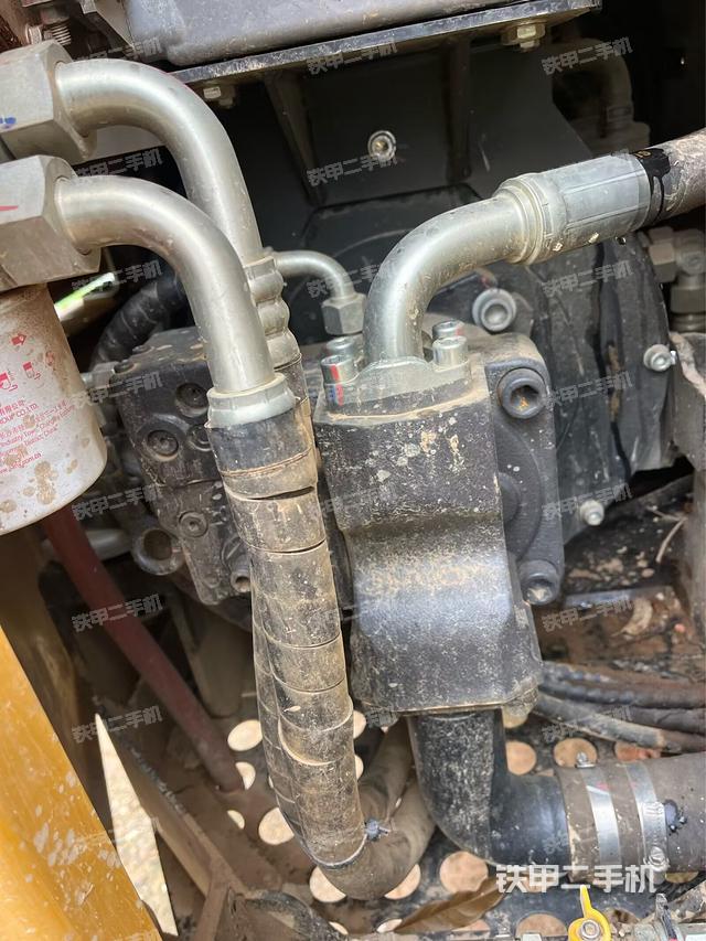 液压泵舱室正面整体（整机外观）