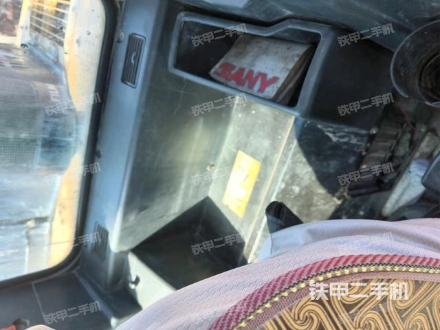 行走控制手柄和踏板?俯拍（駕駛室部分）