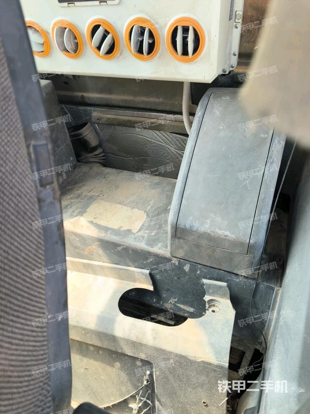 座椅右侧控制台/钥匙门/油门/含右手柄（驾驶室部分）