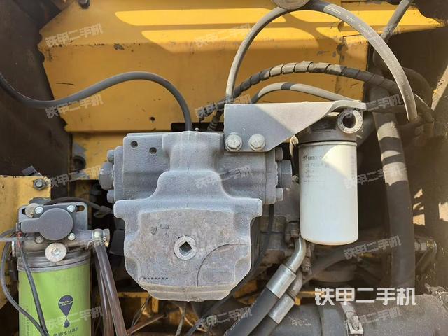 液压泵舱室正面整体（整机外观）