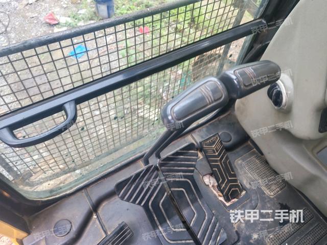 行走控制手柄和踏板?俯拍（駕駛室部分）