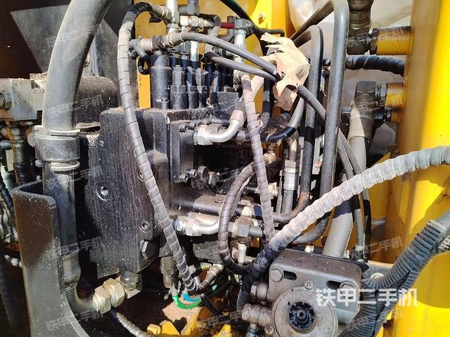 液壓泵艙室正面整體（整機外觀）