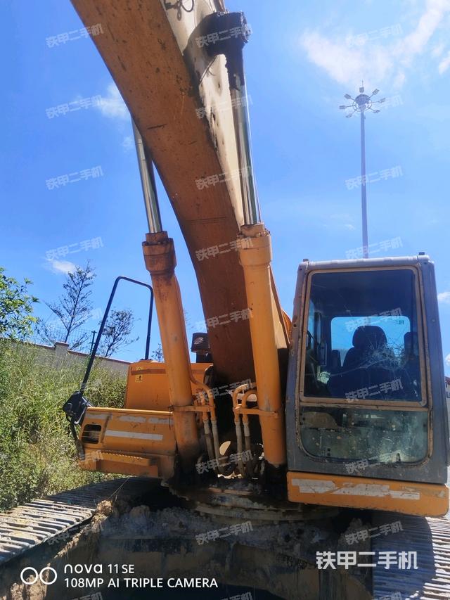 大臂油缸整体 竖拍（工作和回转装置）