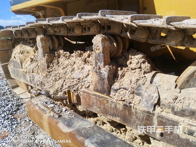 右側(cè)履帶全景（推土機(jī)底盤及工作裝置）