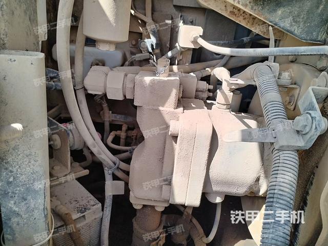 液压泵舱室正面整体（整机外观）