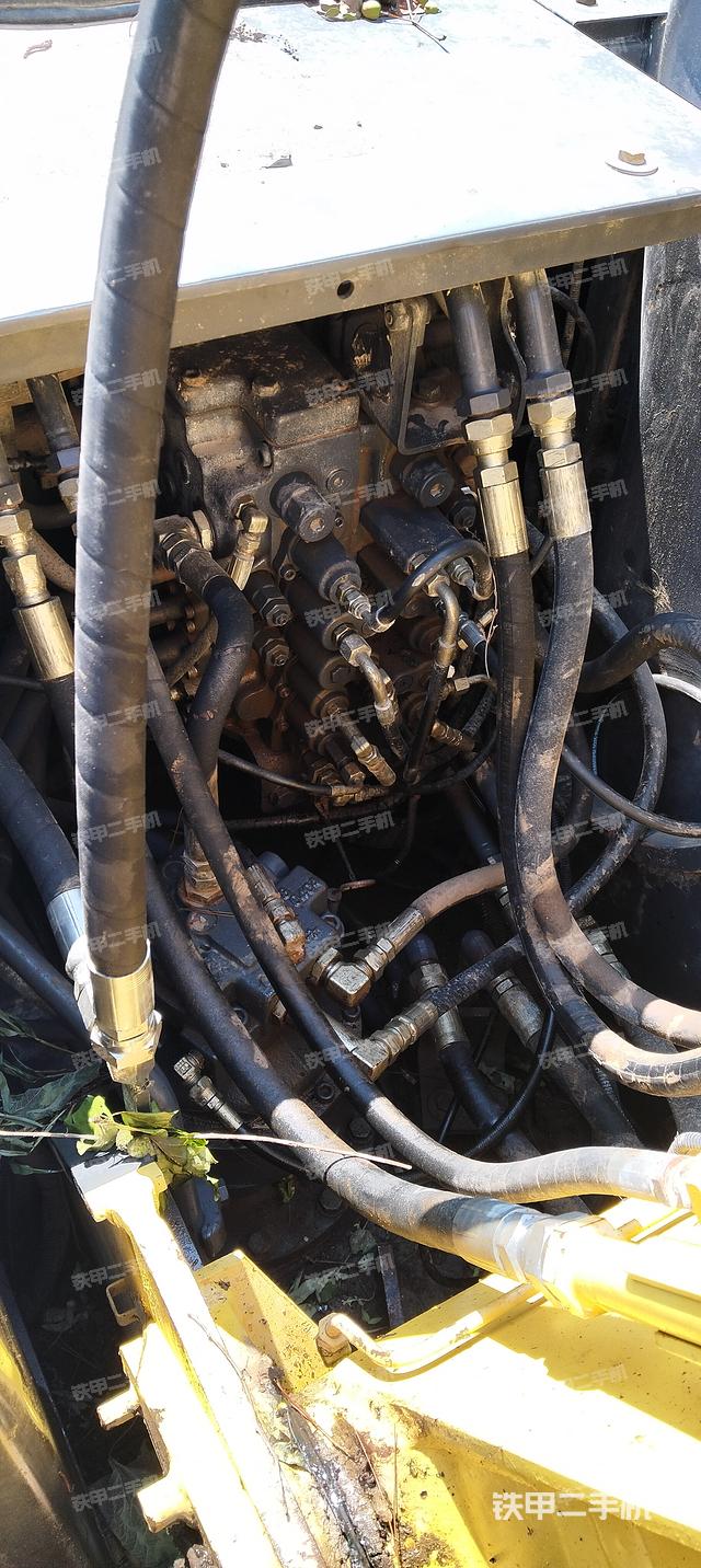 回轉(zhuǎn)馬達(dá)和主控閥(整機(jī)外觀) 回轉(zhuǎn)馬達(dá)和主控閥(整機(jī)外觀)