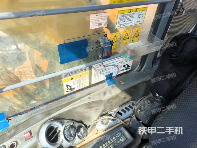 行走控制手柄和踏板 俯拍（驾驶室部分）