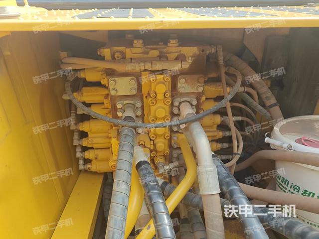 回转马达和主控阀（整机外观）