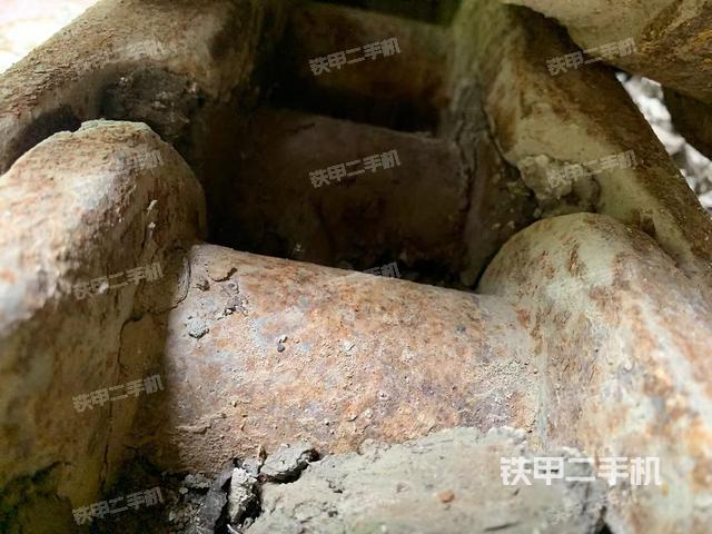 單側(cè)履帶整體(整機(jī)外觀) 單側(cè)履帶整體(整機(jī)外觀)