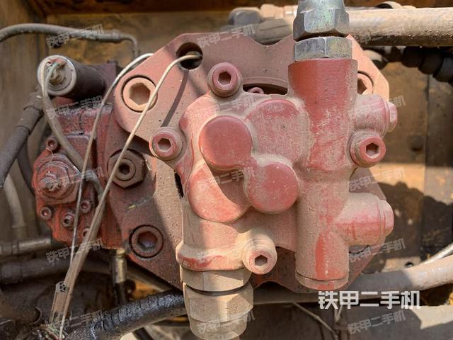 液壓泵艙室正面整體（整機外觀）