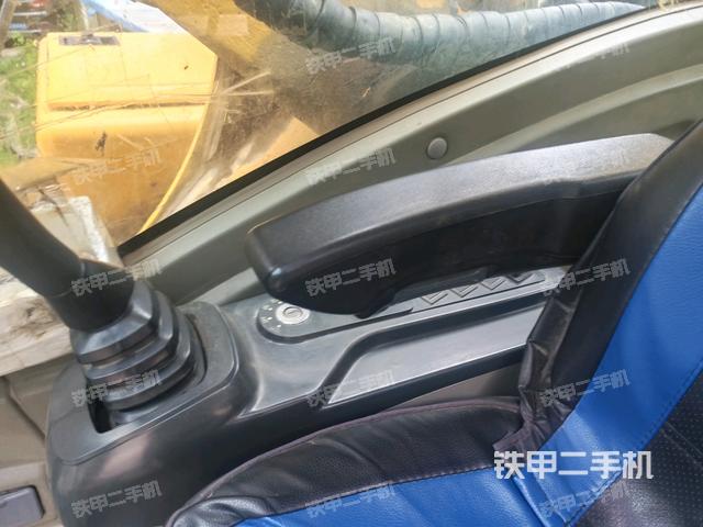 座椅右側(cè)控制臺/鑰匙門/油門/含右手柄（駕駛室部分）