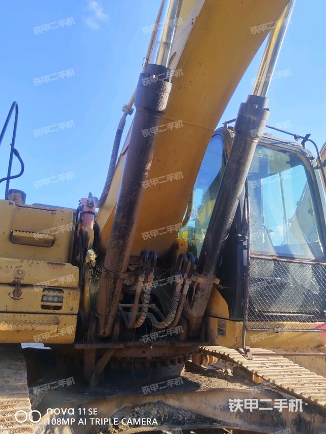 大臂油缸整体 竖拍（工作和回转装置）