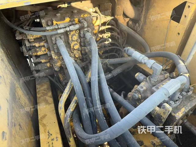 回转马达和主控阀（整机外观）