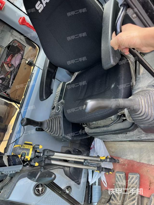 駕駛室整體（整機外觀）