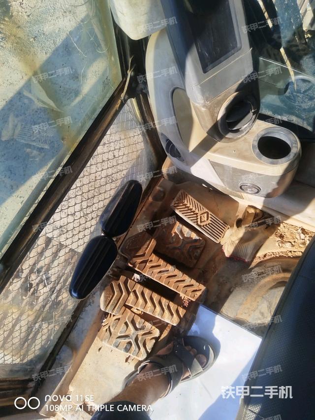 行走控制手柄和踏板 俯拍（驾驶室部分）