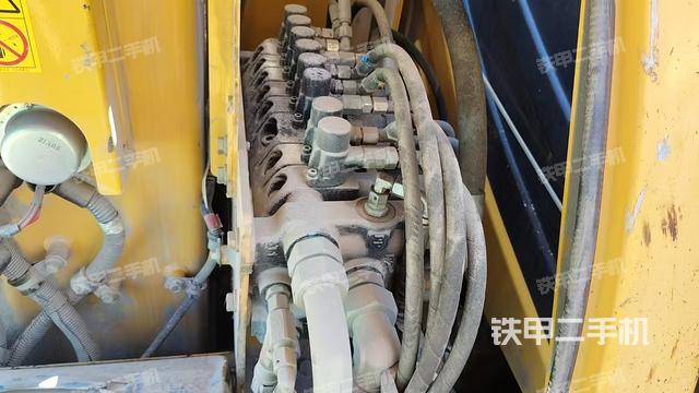 回轉(zhuǎn)馬達(dá)和主控閥（整機(jī)外觀）