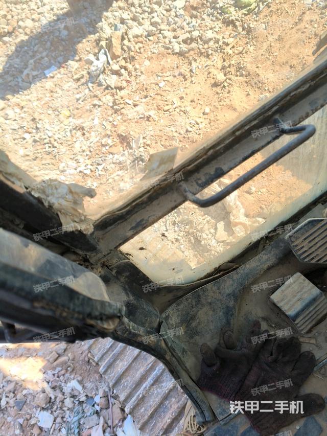 左后方玻璃角標（駕駛室部分）