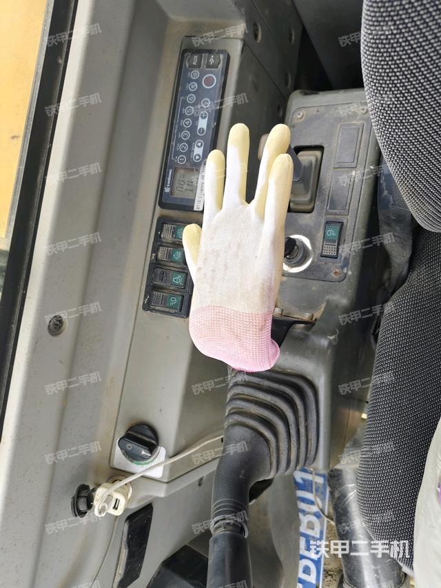 座椅右側(cè)控制臺(tái)/鑰匙門/油門/含右手柄（駕駛室部分）