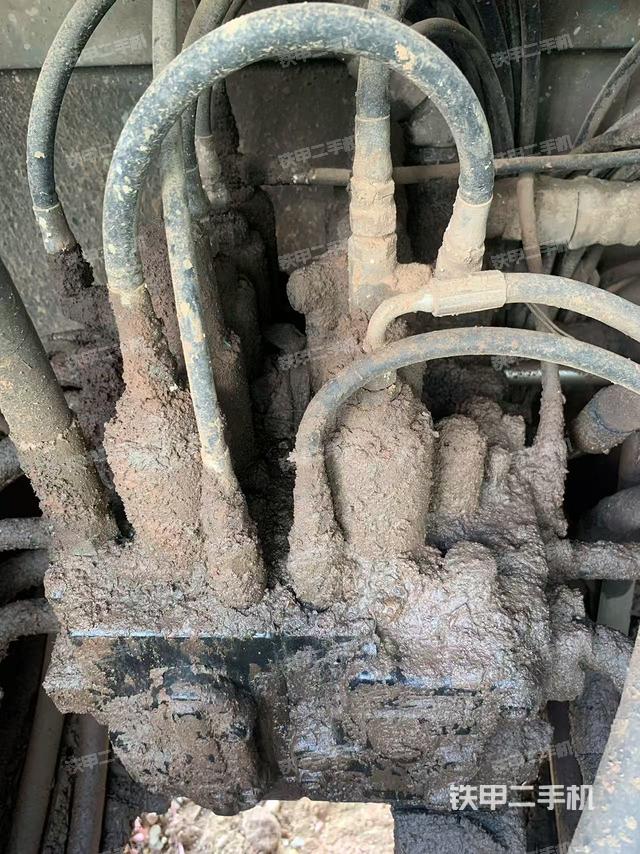 回转马达和主控阀（整机外观）