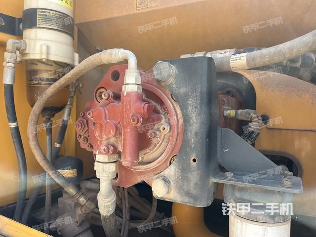 液压泵舱室正面整体（整机外观）