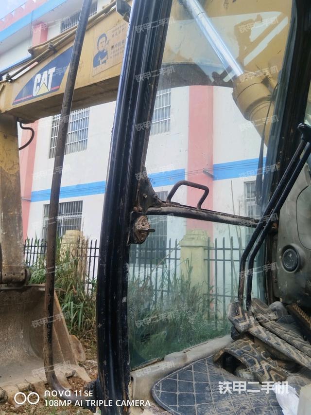 左后方玻璃角標（駕駛室部分）