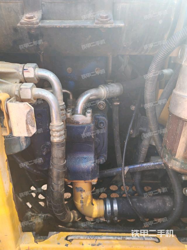 液压泵舱室正面整体（整机外观）