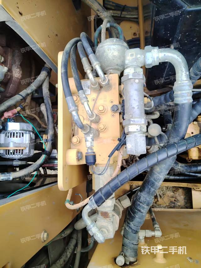 回转马达和主控阀（整机外观）