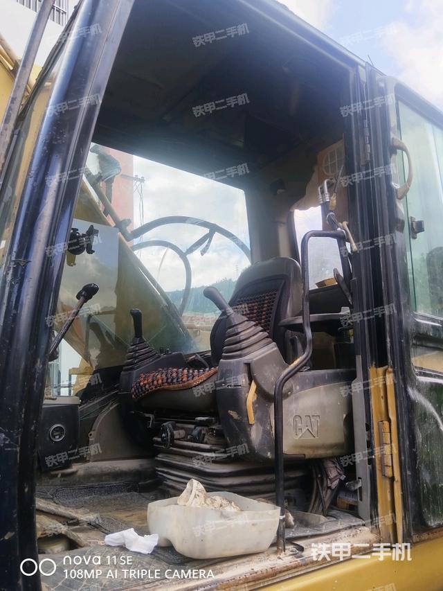 后窗玻璃角標（駕駛室部分）