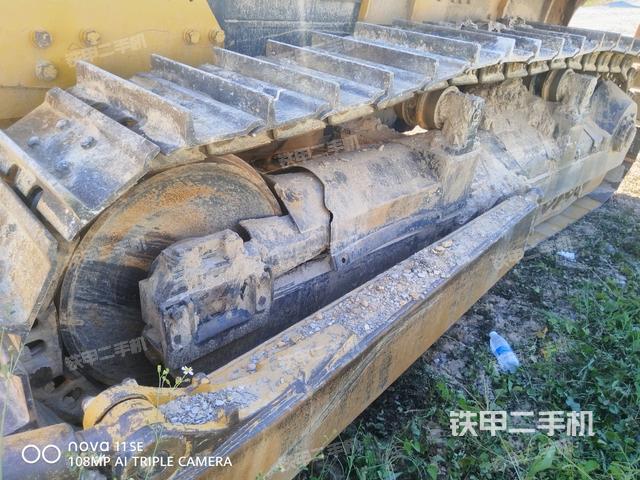 左側(cè)履帶全景（推土機(jī)底盤及工作裝置）