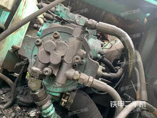 液壓泵艙室正面整體(整機(jī)外觀) 液壓泵艙室正面整體(整機(jī)外觀)