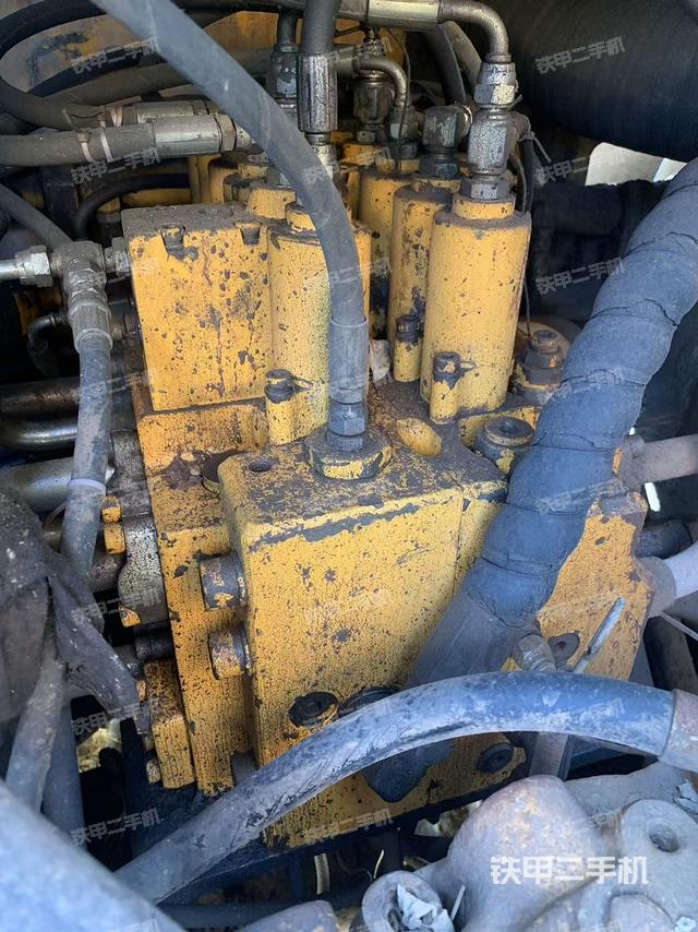 回轉(zhuǎn)馬達(dá)和主控閥（整機(jī)外觀）