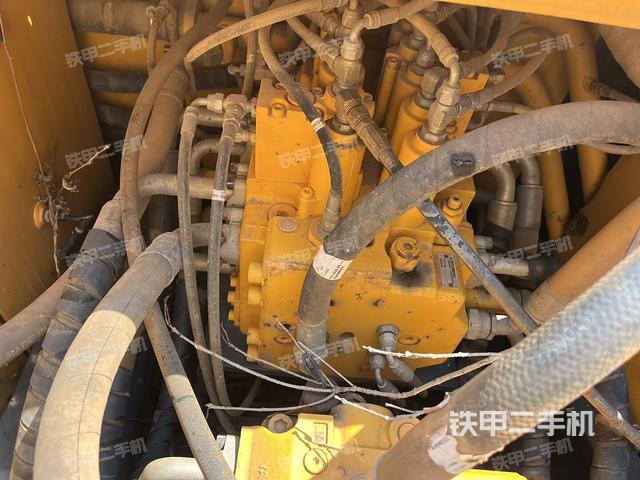 回转马达和主控阀（整机外观）