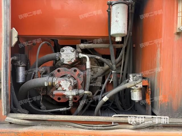 液压泵舱室正面整体（整机外观）