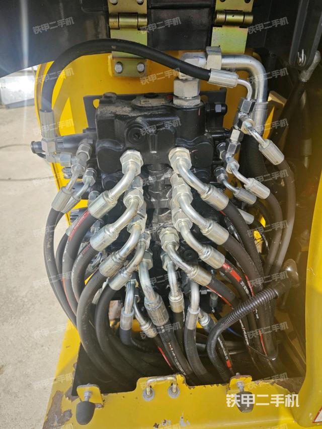 回转马达和主控阀（整机外观）