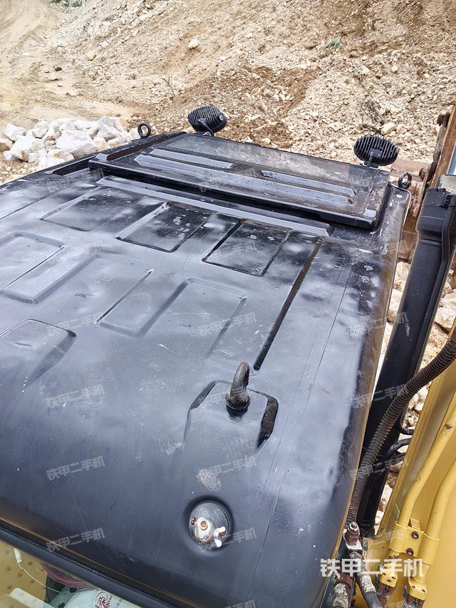 駕駛室頂部(整機(jī)外觀) 駕駛室頂部(整機(jī)外觀)