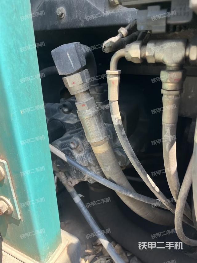 液压泵舱室正面整体（整机外观）