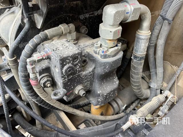 液壓泵艙室正面整體（整機外觀）